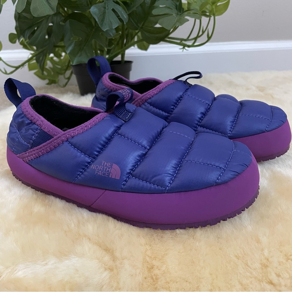 Cyber Monday Sale The North Face puffer slippers size 2 youth big kid